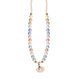 Schelpketting met parels in pastelkleuren en een roze schelphanger met parel, los afgebeeld op een witte achtergrond.